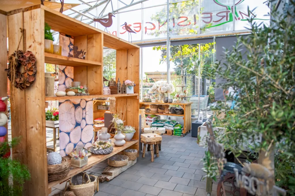 Entdecken Sie die vielfältige Welt des Garten- und Landschaftsbaus in Norddeutschland. Dieses Bild zeigt die geschmackvoll gestaltete Ausstellung unseres erfahrenen Gartenbauers. Hier finden Sie eine breite Palette von Deko-Ideen, die Ihren Garten in eine Oase der Entspannung verwandeln. Von handgefertigten Blumeng